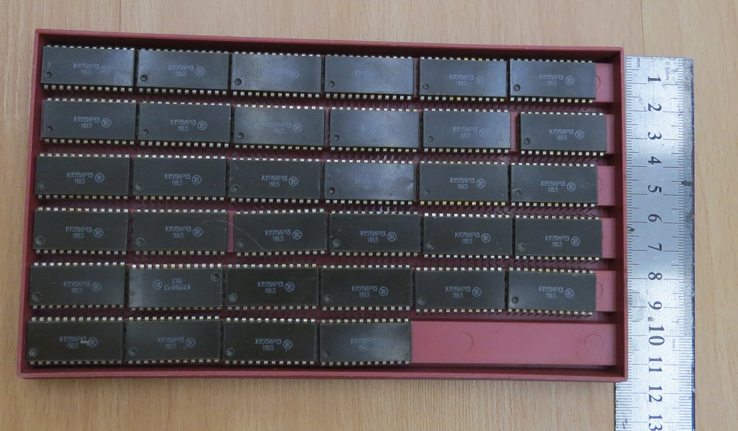 Там среди коробочек микросхем проводов. Лоток для дип микросхем. Коробки для дип микросхем. Кассетница для микросхем СССР. Ящик для микросхем.