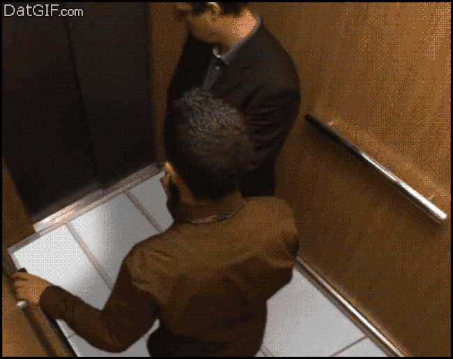 При входе в кабину лифта убедитесь, что она находится перед вами.😁.