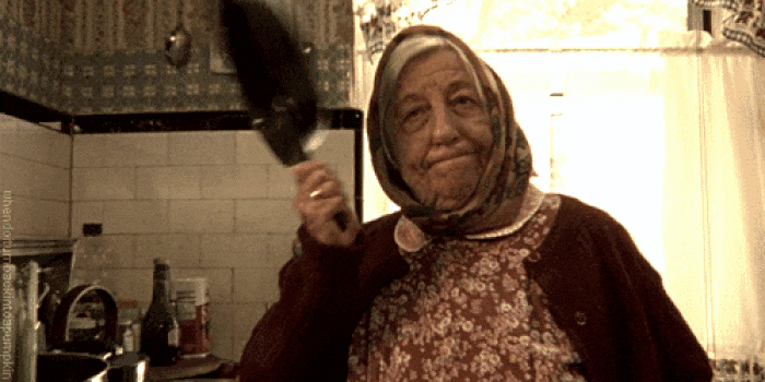 Гифки тетки. Бабка gif. Старуха. Старая женщина. Бабушка со сковородкой.